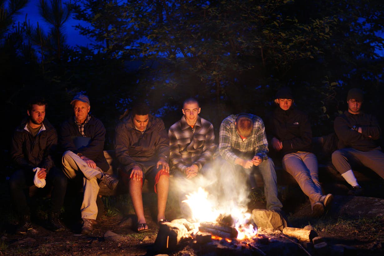 Männer am Lagerfeuer